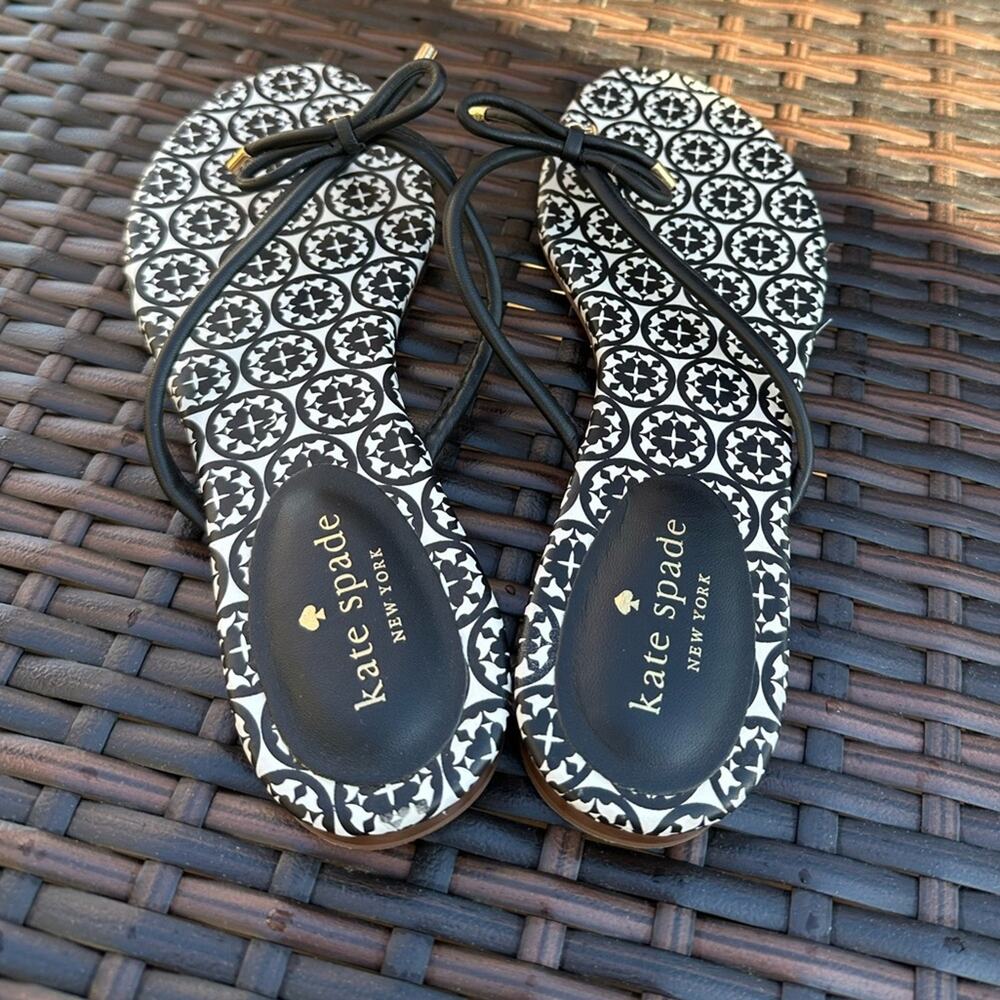 Kate Spade Women’s 7.5 M Mystic Bow and Spade Black & White Sandals NWOT - Picture 2 of 9
